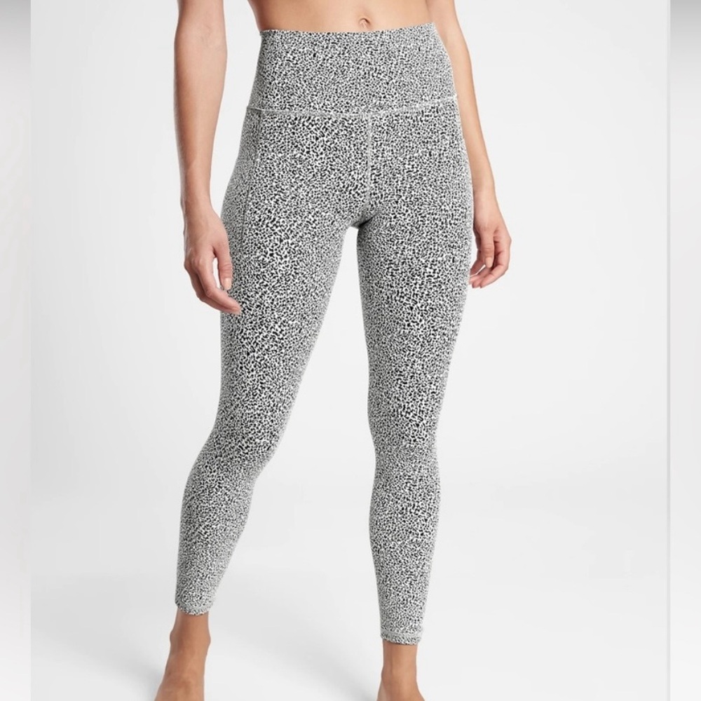 ATHLETA White Black Salutation Stash II Pocket Textured 7/8 Tight Leggings Sz XS
